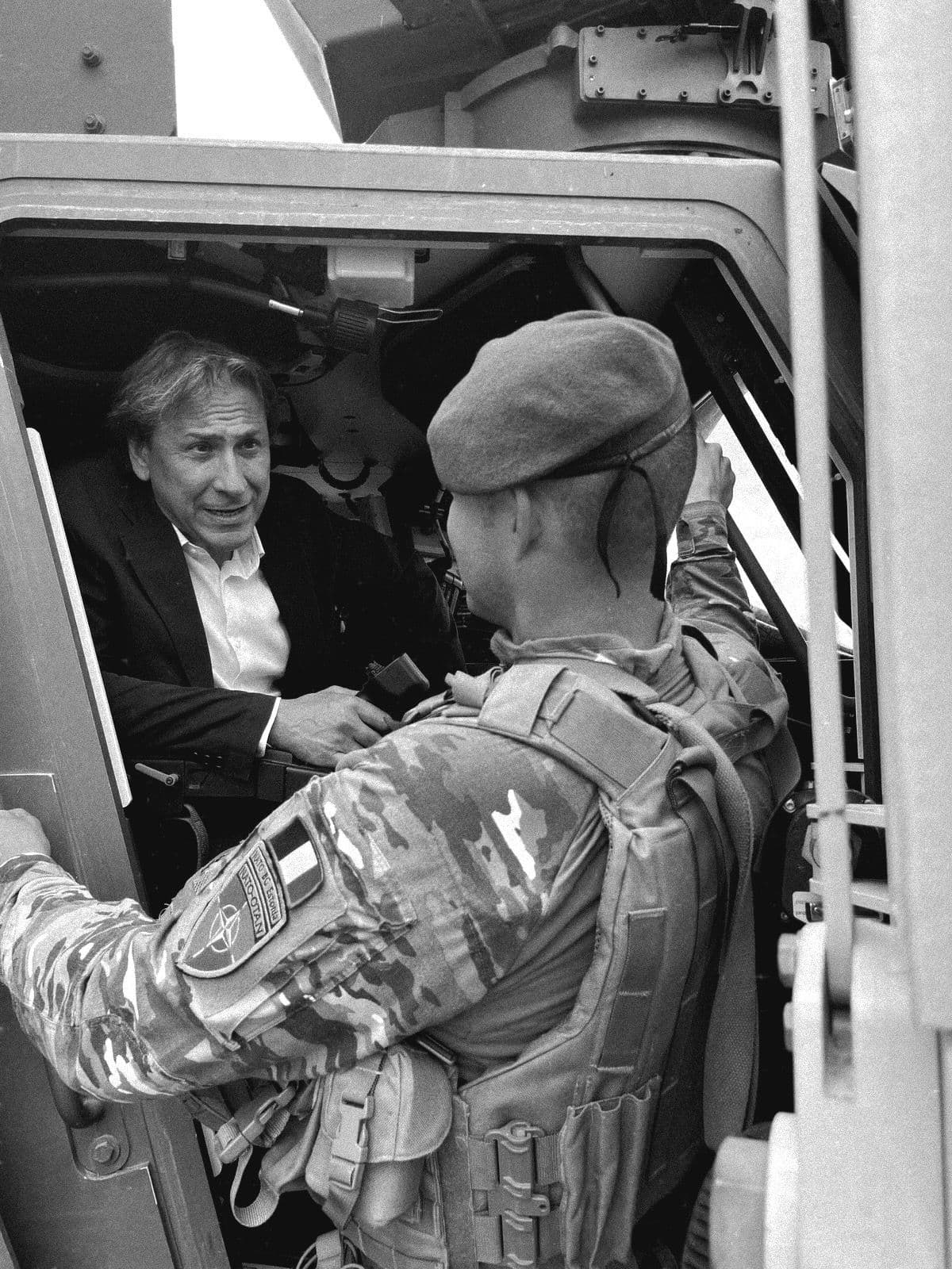 Jérôme Guedj échange avec un militaire