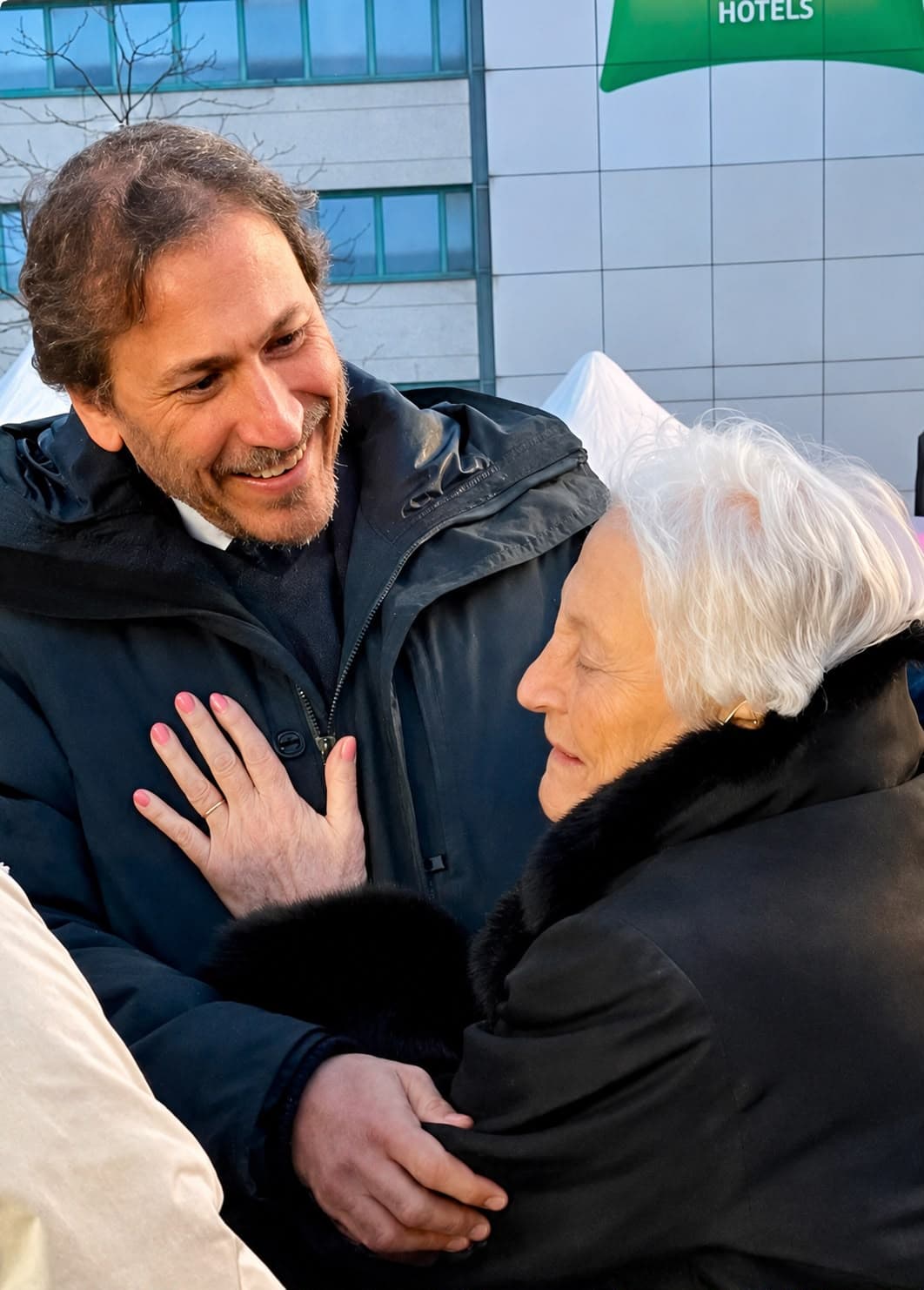 Jérôme Guedj échange avec une femme lors d'un déplacement